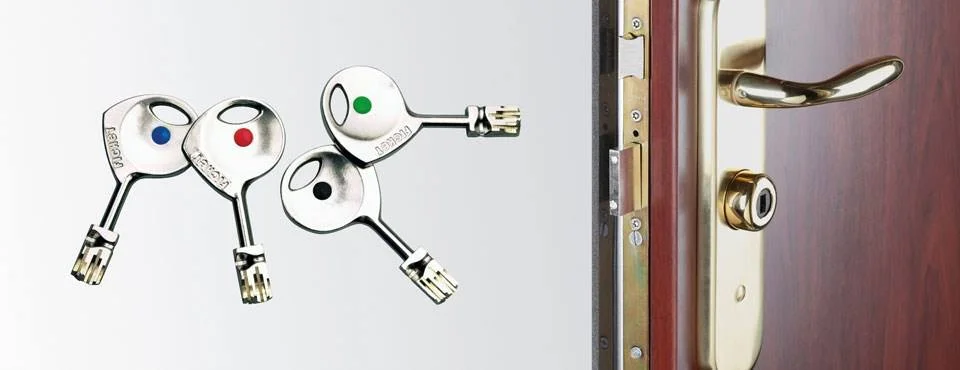 Chaves Fichet e fechadura instalada numa porta de segurança